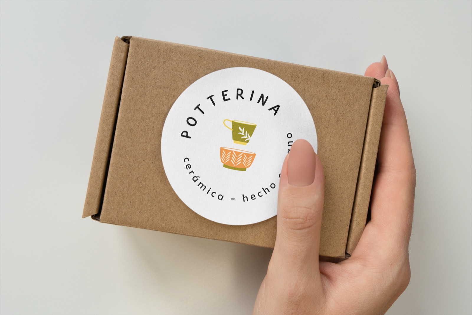 Caja de cartón con el sticker circular de Potterina